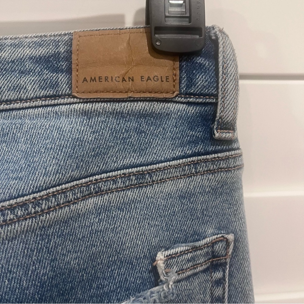 AMERICAN EAGLE Mom Jean Distressed Size 6 - Picture 5 of 8